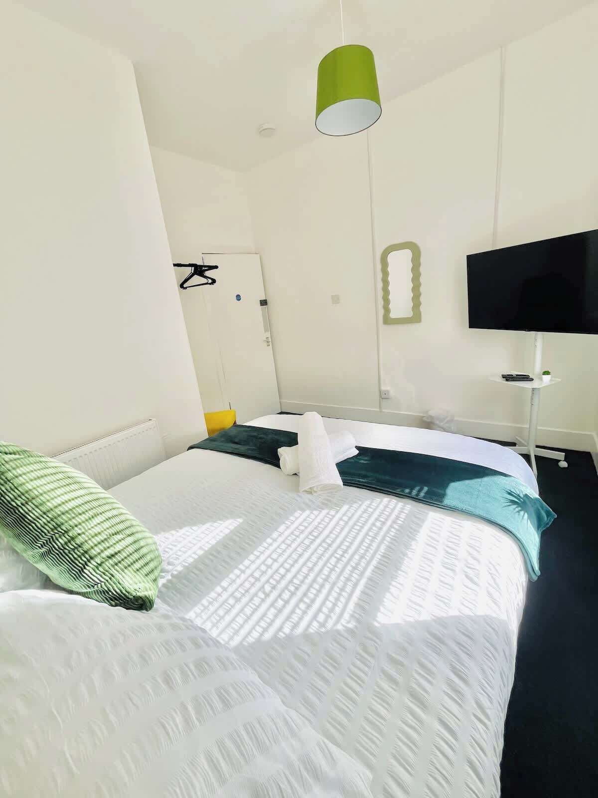 Iron/ironing board, bed sheets