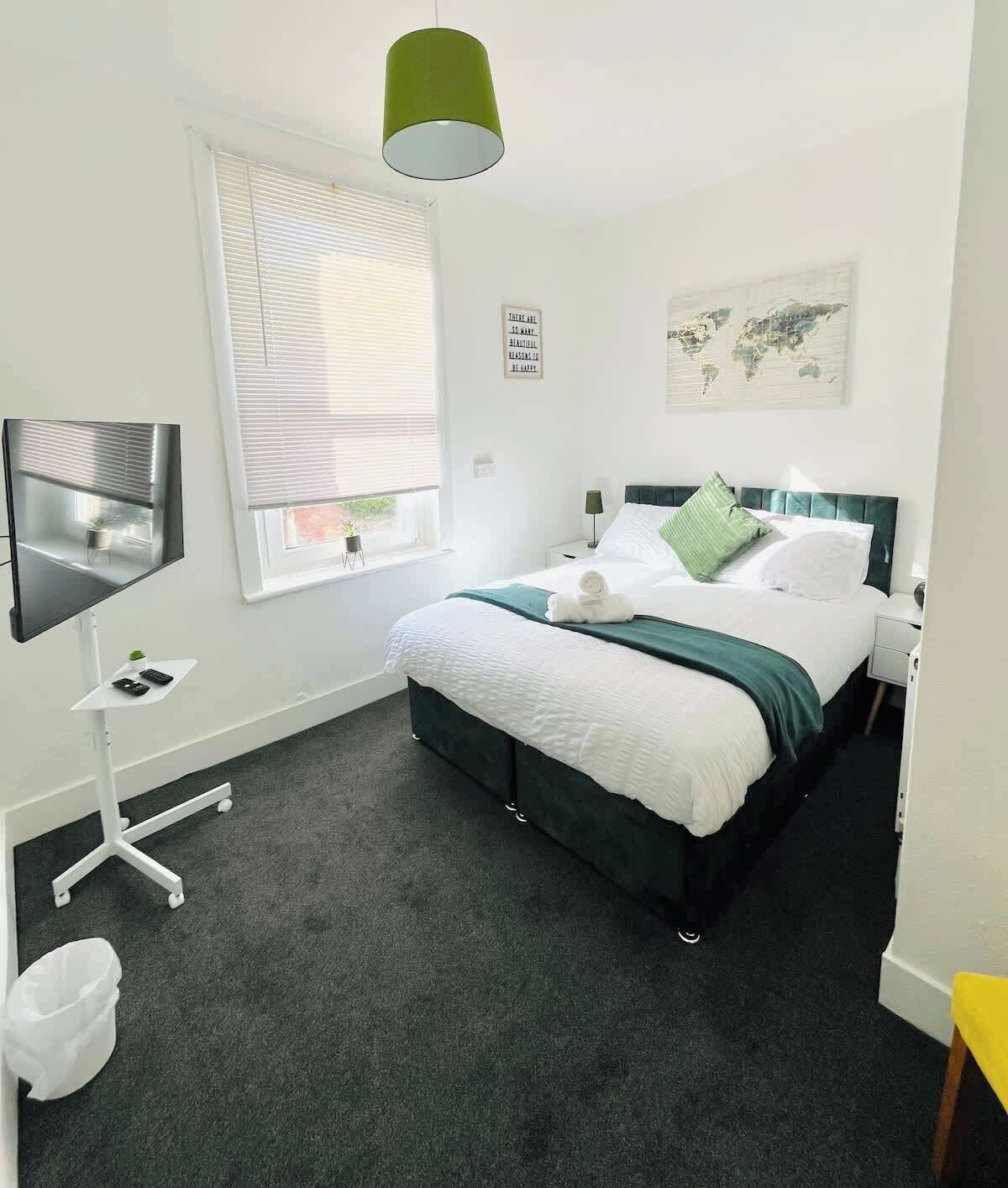 Iron/ironing board, bed sheets