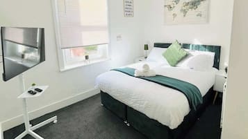 Iron/ironing board, bed sheets