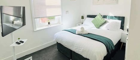 Iron/ironing board, bed sheets
