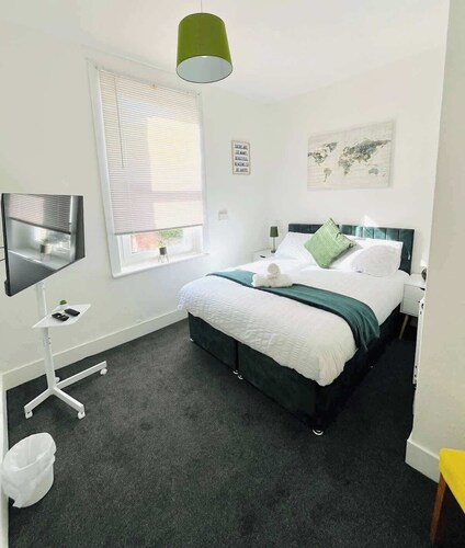 Southsea Getaway: Close to Beach & Family Fun!