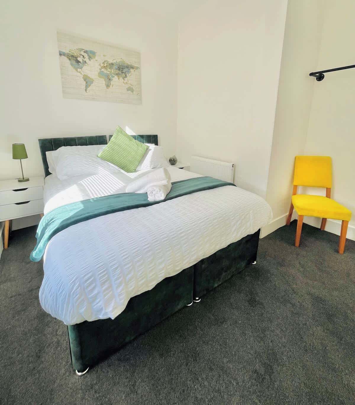 Iron/ironing board, bed sheets