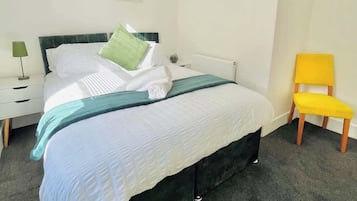 Iron/ironing board, bed sheets