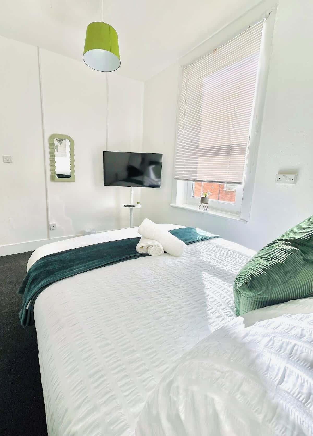 Iron/ironing board, bed sheets