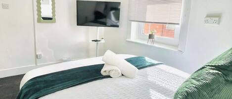 Iron/ironing board, bed sheets