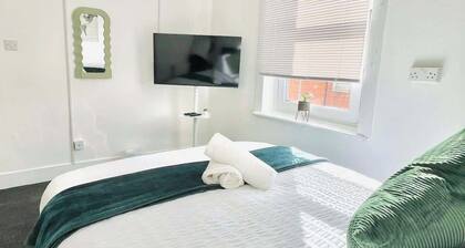 Southsea Getaway: Close to Beach & Family Fun!