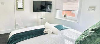 Southsea Getaway: Close to Beach & Family Fun!