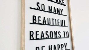 Une citation inspirante encadrée, accrochée au mur.