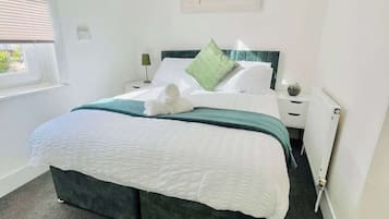 Iron/ironing board, bed sheets