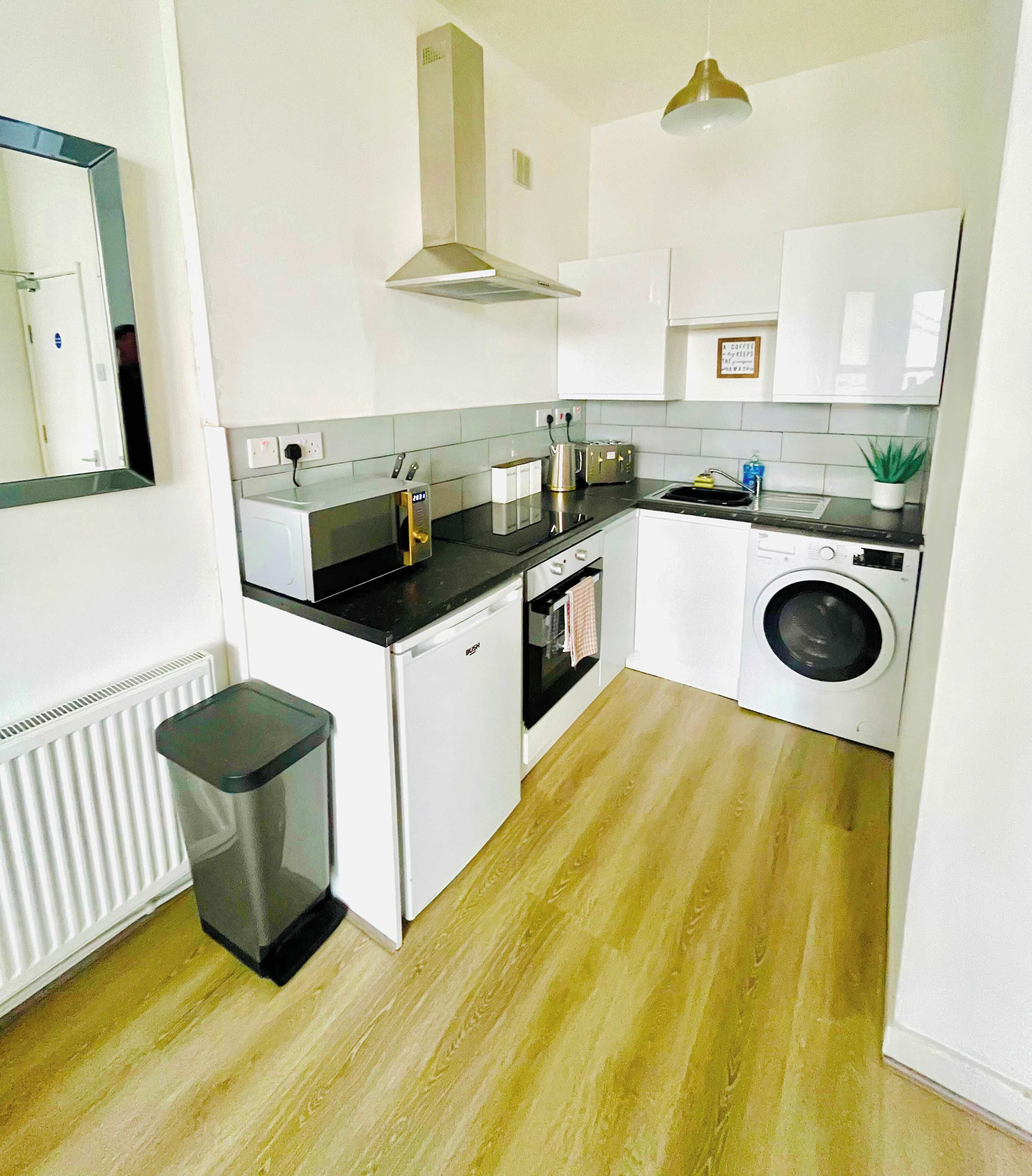 冷蔵庫、電子レンジ、オーブン、コンロ