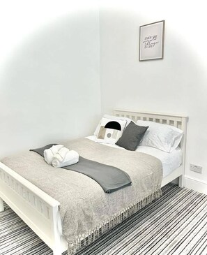 1 dormitorio, tabla de planchar con plancha, wifi y ropa de cama
