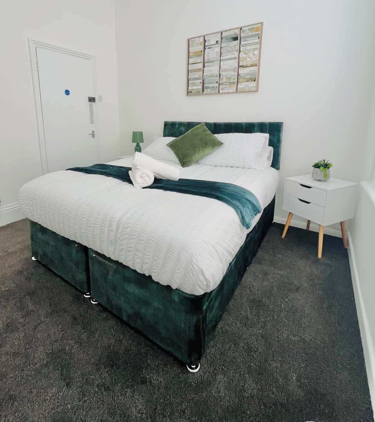 Een strijkplank/strijkijzer, beddengoed