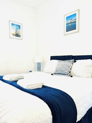 1 dormitorio, tabla de planchar con plancha, wifi y ropa de cama