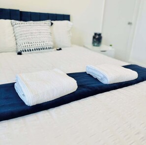1 dormitorio, tabla de planchar con plancha, wifi y ropa de cama