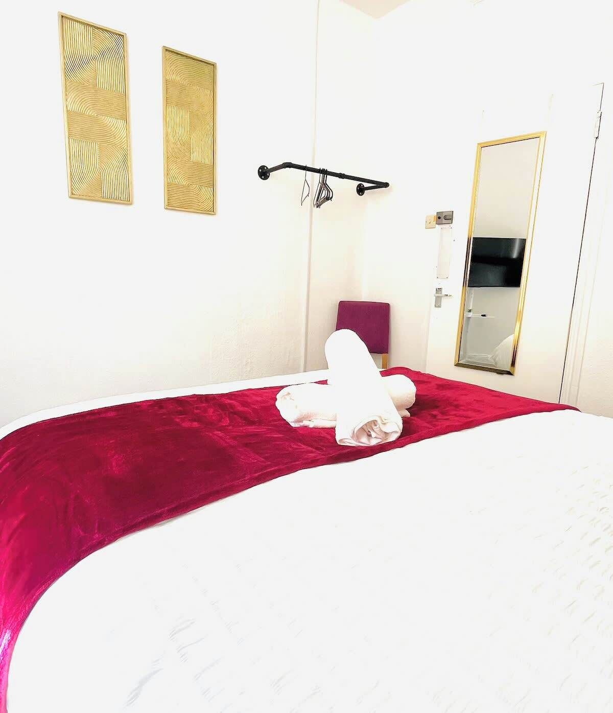 Iron/ironing board, bed sheets