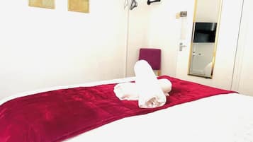 Iron/ironing board, bed sheets