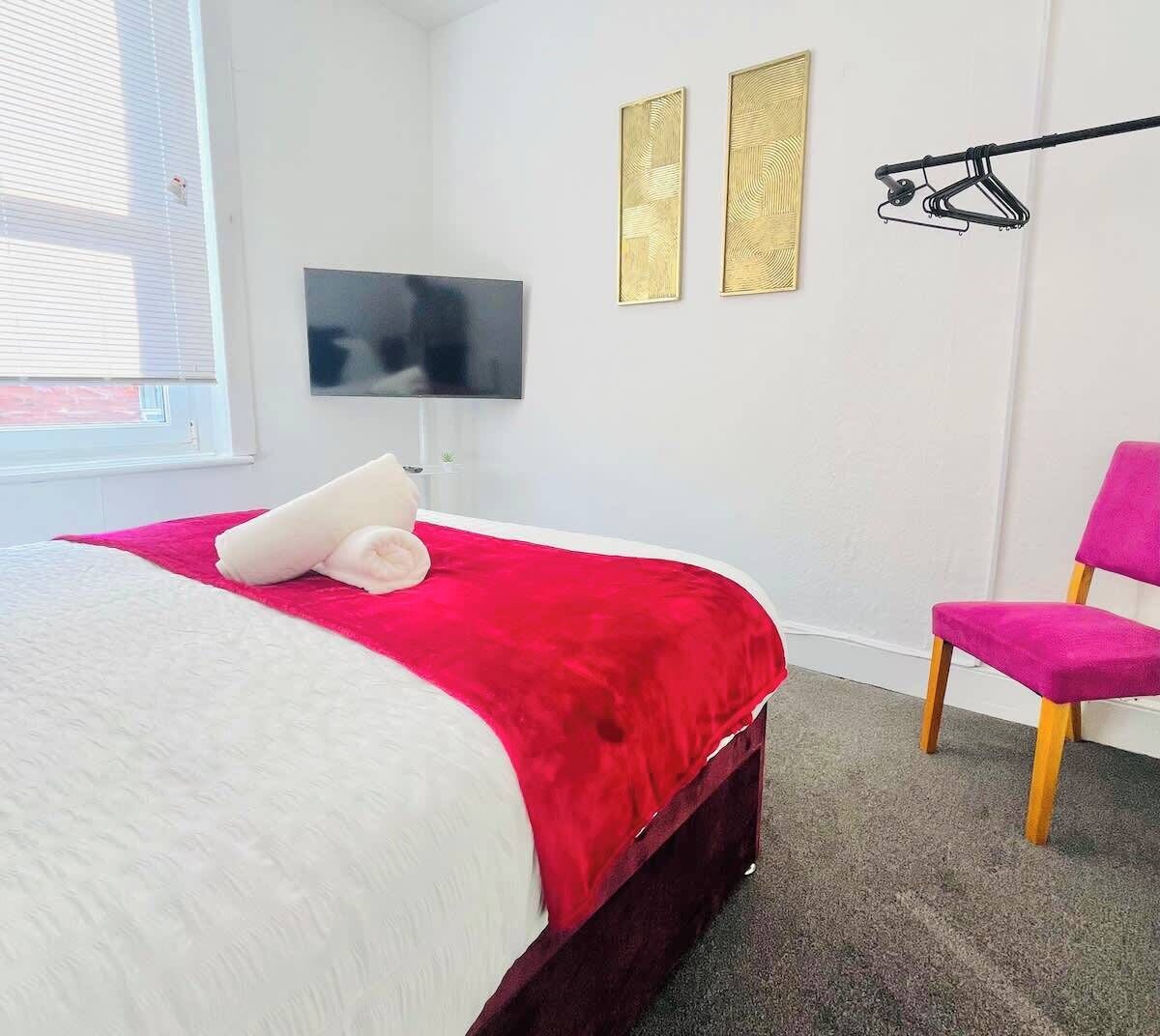 Iron/ironing board, bed sheets