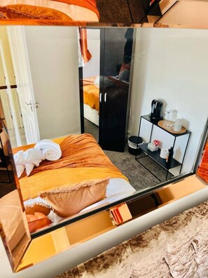 Iron/ironing board, WiFi, bed sheets - Cozy Room in Fratton: Featuring Hot Tub, Kitchen & Free WiFi (Fratton)
