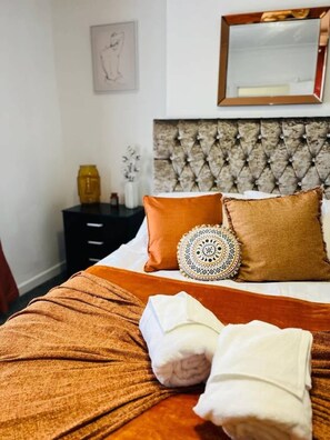 Iron/ironing board, WiFi, bed sheets - Cozy Room in Fratton: Featuring Hot Tub, Kitchen & Free WiFi (Fratton)