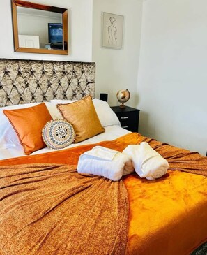 Iron/ironing board, WiFi, bed sheets - Cozy Room in Fratton: Featuring Hot Tub, Kitchen & Free WiFi (Fratton)