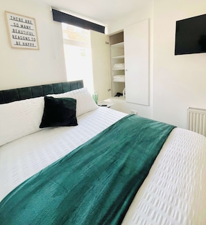 Iron/ironing board, WiFi, bed sheets - Cleveland Road House: Garden, Kitchen & Free Parking (Portsmouth)