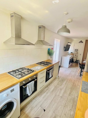 Fridge, microwave, oven, stovetop - Cleveland Road House: Garden, Kitchen & Free Parking (Portsmouth)