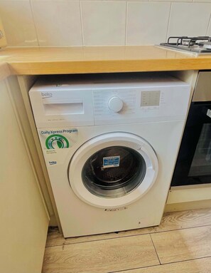 Interior - Cleveland Road House: Garden, Kitchen & Free Parking (Portsmouth)