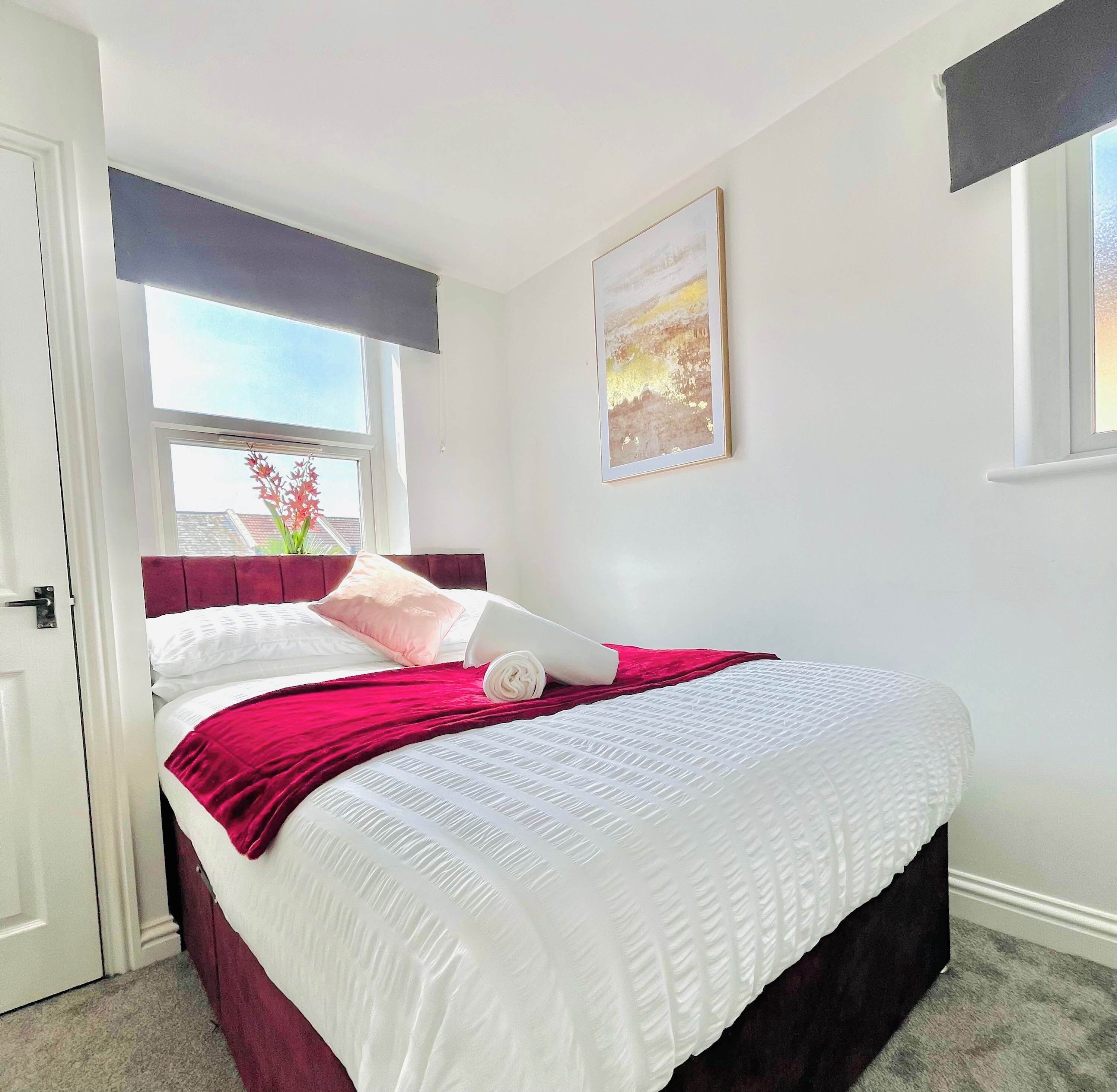 Een strijkplank/strijkijzer, wifi, beddengoed