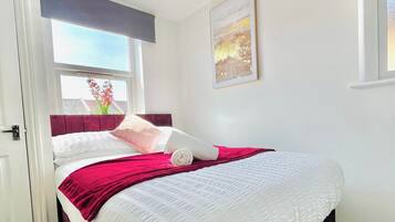 Een strijkplank/strijkijzer, wifi, beddengoed