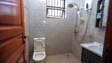 Junior Room | Bathroom | Free toiletries, slippers, towels, soap