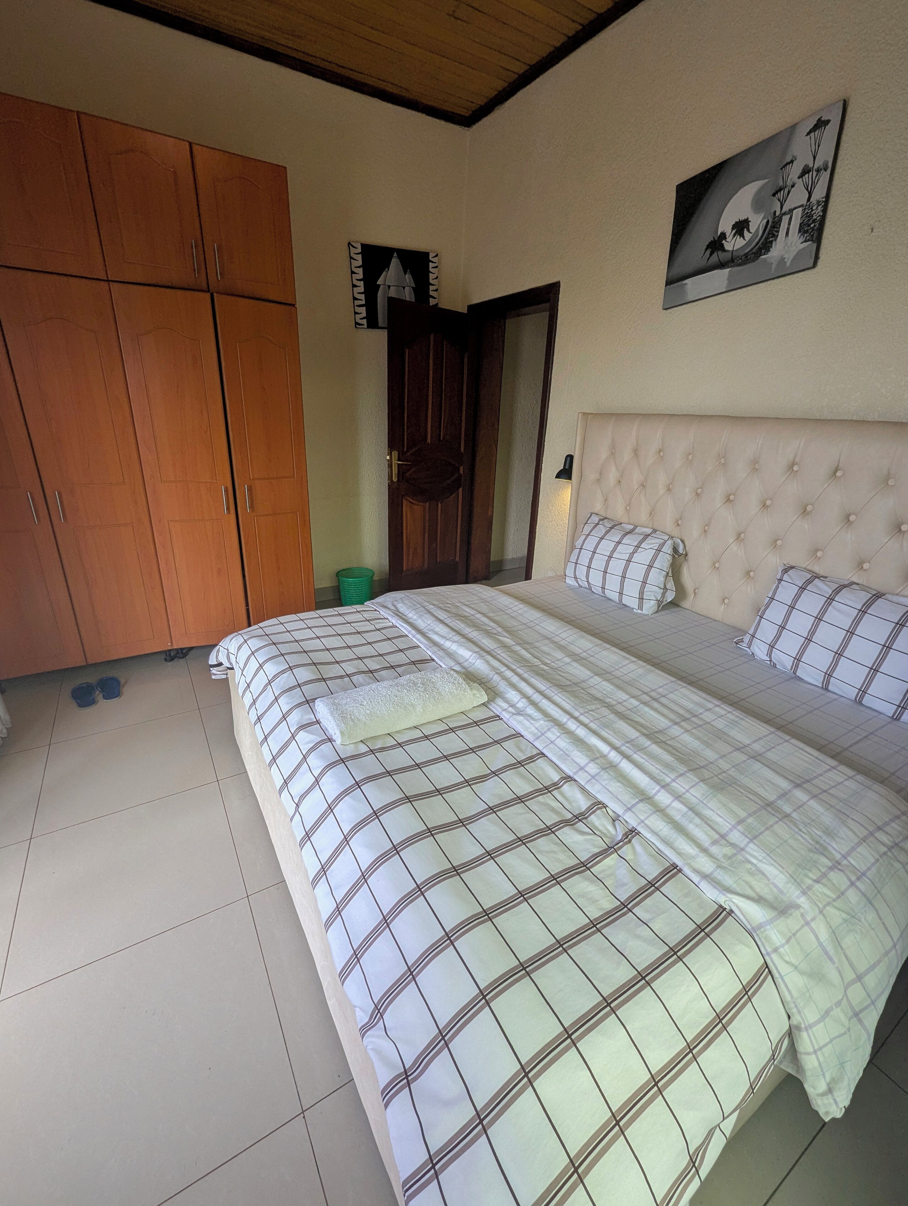 Habitación de diseño | Escritorio, tabla de planchar con plancha, wifi gratis