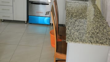 Geladeira, micro-ondas, fogão, cooktop