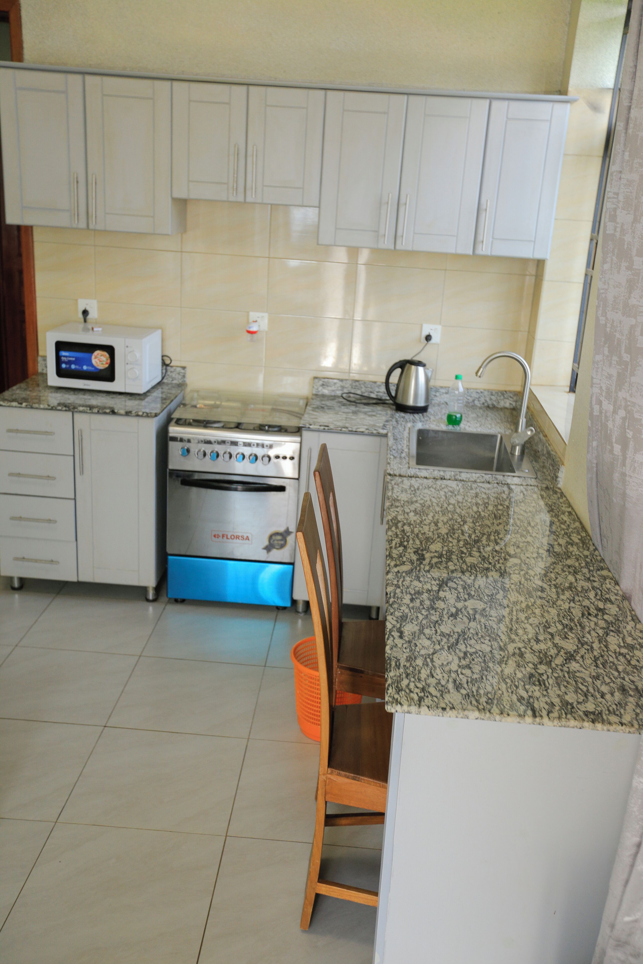 Dúplex clásico | Cocina privada | Frigorífico, microondas, horno y placa de cocina