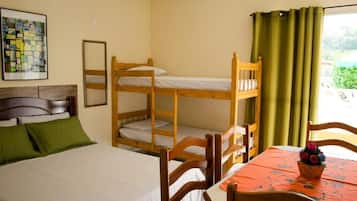 Kamar Keluarga, pemandangan kolam renang | Ruang kerja ramah laptop, setrika/meja setrika, dan Wi-Fi gratis