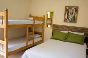 A bunk bed room with a single bed, a mirror, and a painting on the wall. - Recanto Soga Chalés (Ubatuba)