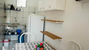 Familieværelse - udsigt til pool | Privat køkken | Køleskab, kogeplade