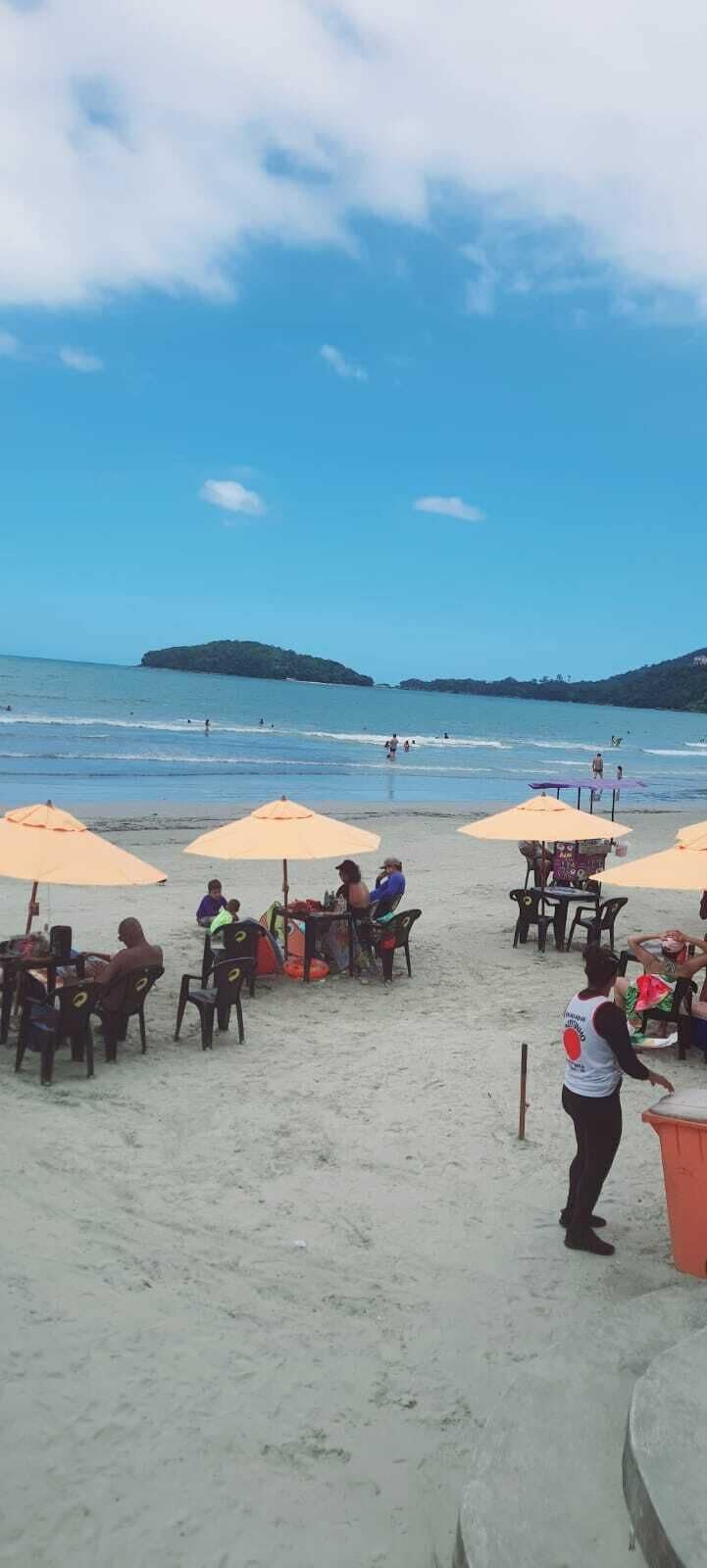 Playa en los alrededores y 10 bares en la playa 