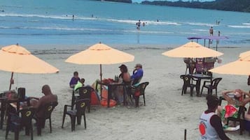 Playa en los alrededores y 10 bares en la playa