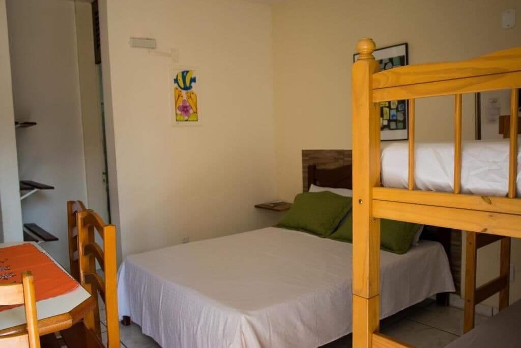Habitación familiar, vista a la alberca | Espacio para trabajar con laptop y tabla de planchar con plancha 