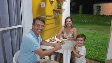 Quarto família, vista para a piscina | Terraço/pátio