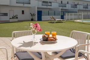 Outdoor dining - Casita Lola - Sunny Apartment in the closed complex with a swimming pool. (Costa Calma)