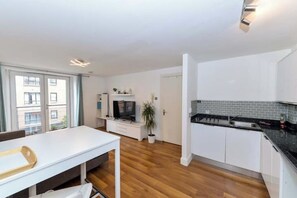 Fridge, microwave, stovetop, dishwasher - Modern City Apartment - 9 Min Walk to Belfast Centre (Belfast)
