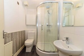 Hair dryer, towels, soap, toilet paper - Modern City Apartment - 9 Min Walk to Belfast Centre (Belfast)