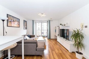 Living area - Modern City Apartment - 9 Min Walk to Belfast Centre (Belfast)