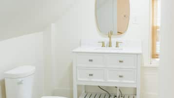 Asciugacapelli, asciugamani, sapone, shampoo