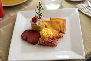 朝食 (ビュッフェ)、毎日提供 (無料)