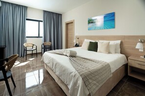 Deluxe Room | Desk, laptop workspace, free WiFi