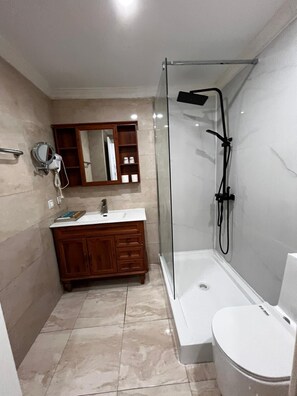Double Room | Bathroom | Hair dryer, towels, soap, shampoo