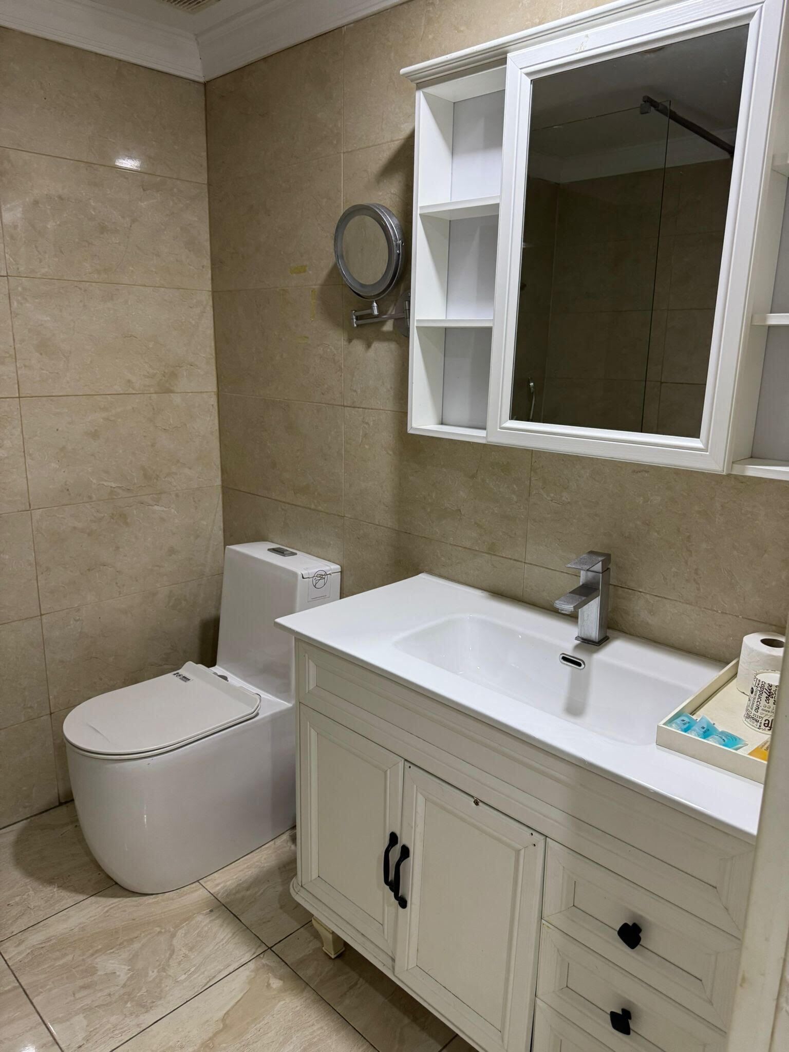 Twin Room, Garden View | Bathroom | Hair dryer, towels, soap, shampoo