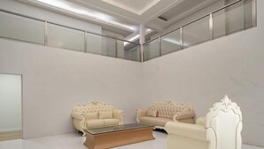 A spacious room with two cream-colored sofas and a glass coffee table. - air hotel aviacion  (Manises)